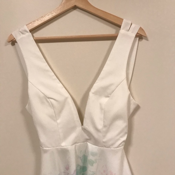 Floral Flowy Deep V-Neck Dress- small - Picture 3 of 9